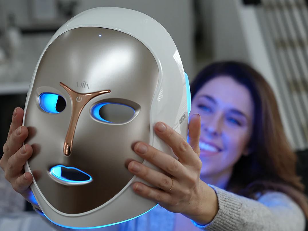 New LED Light Mask Makes Patients Glow! Elizabeth Roche